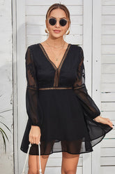 Neckholderkleid mit V-Ausschnitt und Patchwork-Spitze